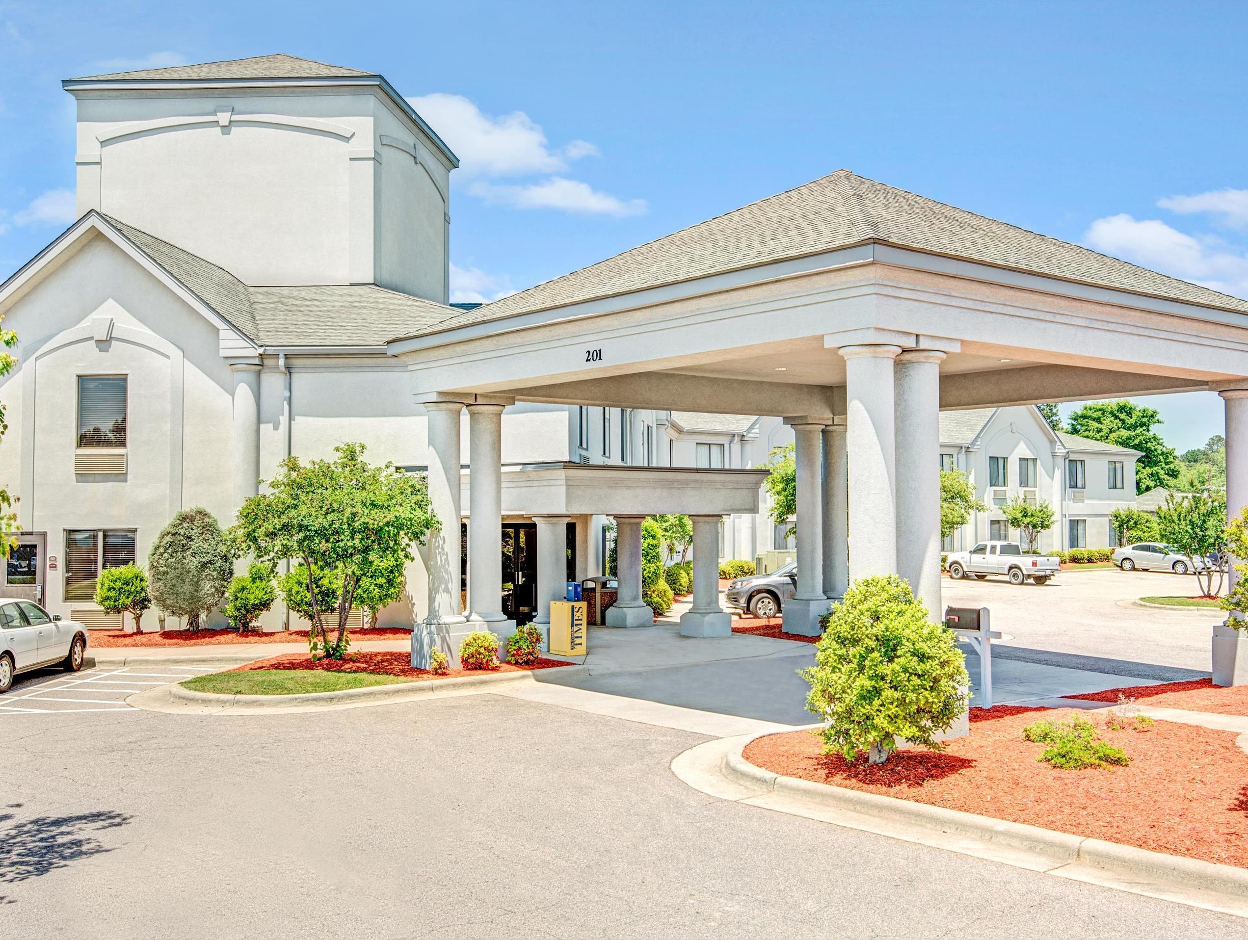 Days Inn By Wyndham Louisburg Exterior photo