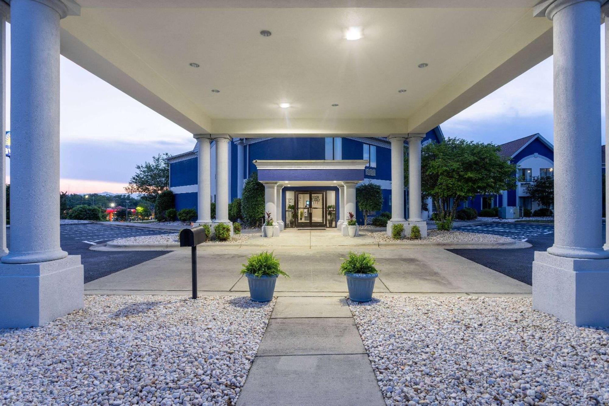 Days Inn By Wyndham Louisburg Exterior photo