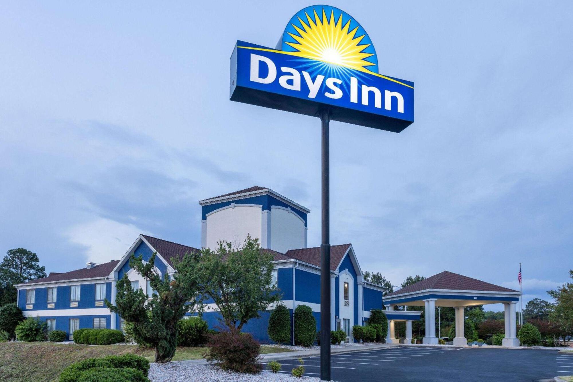 Days Inn By Wyndham Louisburg Exterior photo