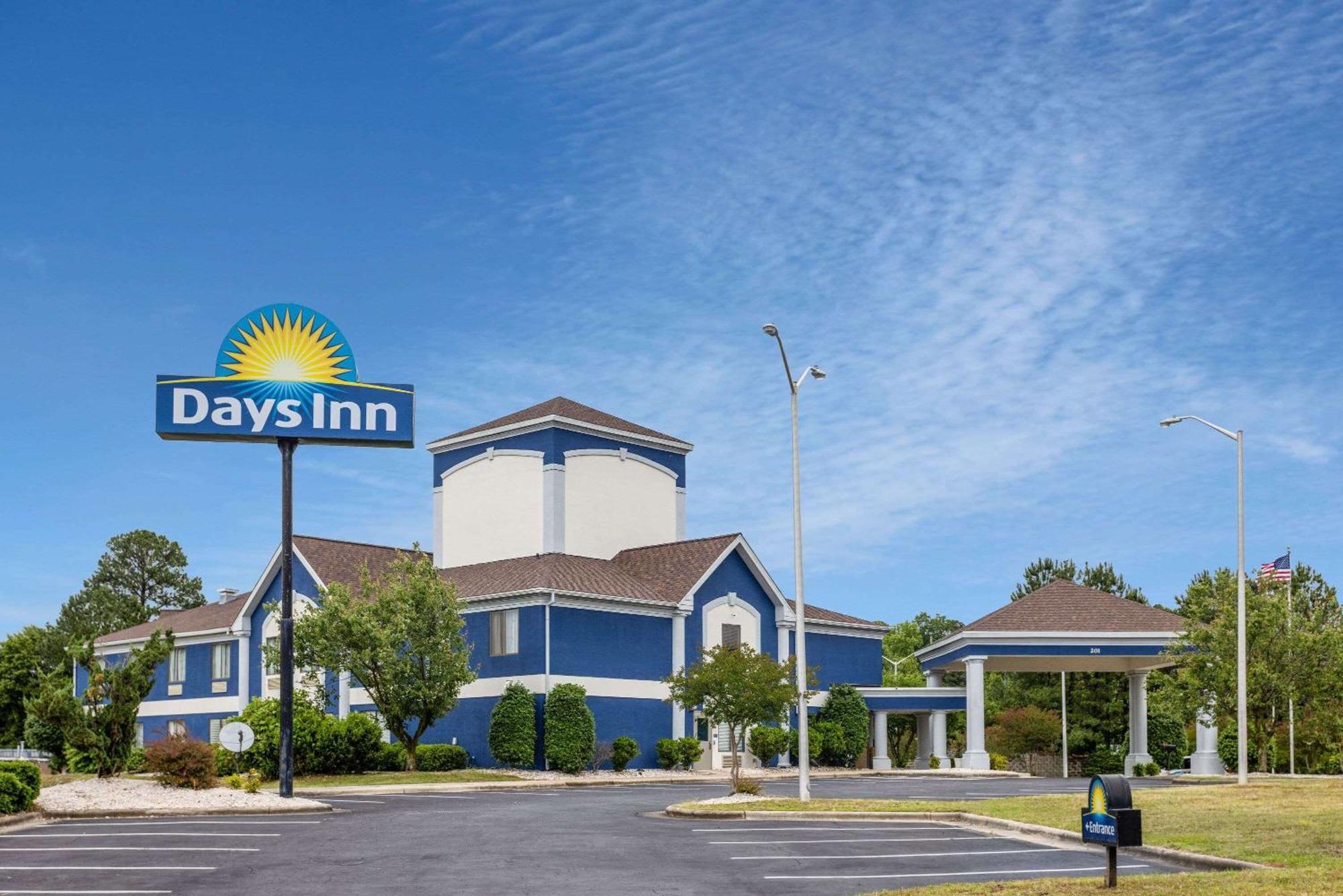 Days Inn By Wyndham Louisburg Exterior photo